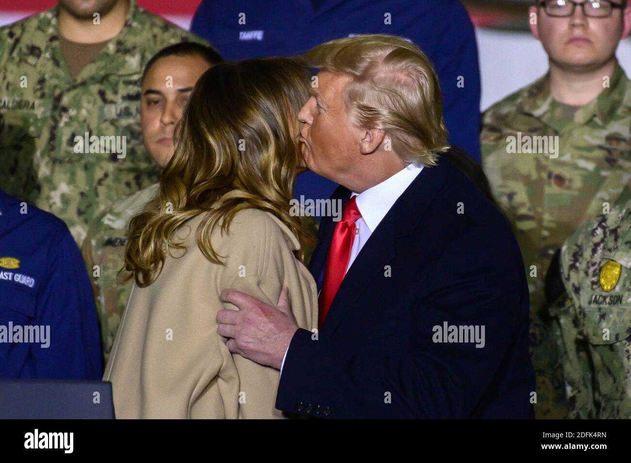 Photo du dossier - le président des États-Unis Donald J. Trump embrasse la première dame Melania Trump après qu'elle l'a présenté pour faire des remarques et signer S.1790, le National Defense Authorization Act pour l'exercice 2020 à la joint base Andrews à Suitland, Maryland, États-Unis le vendredi 20 décembre 2019. Le président Donald Trump et la première dame Melania Trump se sont avérés positifs pour le coronavirus, a annoncé le président début de vendredi matin, une évolution extraordinaire qui se produit dans les mois à venir dans une pandémie mondiale et dans la dernière partie de sa campagne de réélection. 'Ce soir, @FLOTUS et moi avons testé positif pour COVID-19. Nous allons commencer Banque D'Images