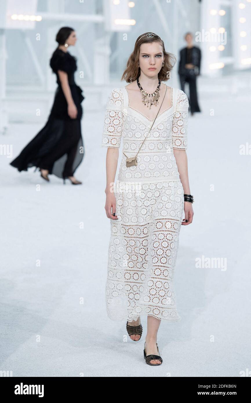 Un modèle marche sur la piste lors du spectacle de vêtements pour femmes  Printemps/été 2021 de Chanel dans le cadre de la semaine de la mode de  Paris à Paris, France, le