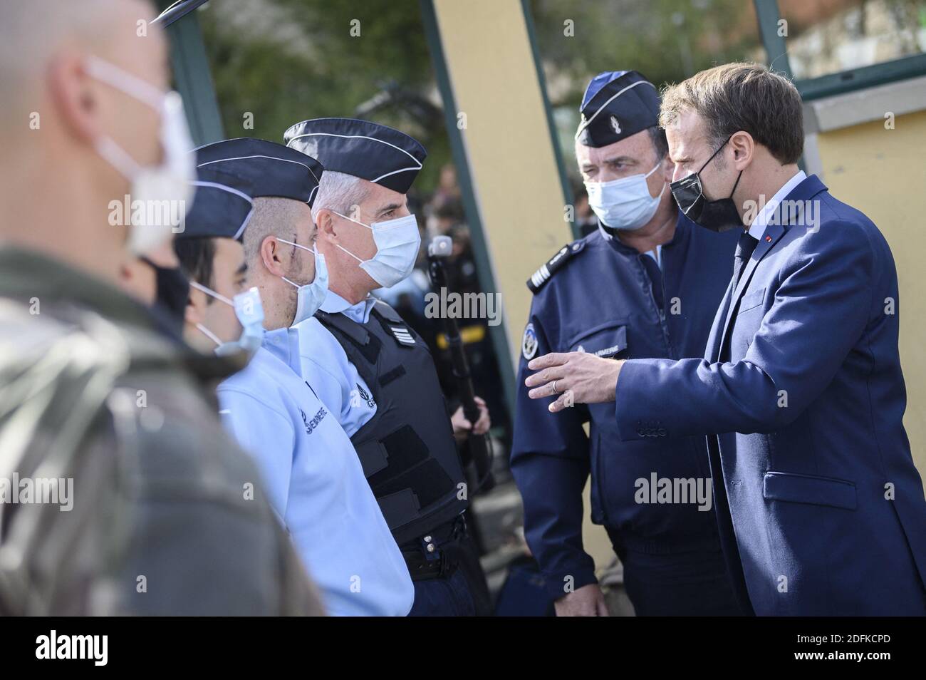 Le président français Emmanuel Macron lors d'une visite à Tende, dans la Vallée de la Roya, à environ 50 km au nord-est de Nice, dans le sud-est de la France, le 7 octobre 2020, après des tempêtes et des inondations importantes qui ont causé des dégâts considérables dans le département des Alpes-Maritimes. Photo par Eliot Blondt/ABACAPRESS.COM Banque D'Images