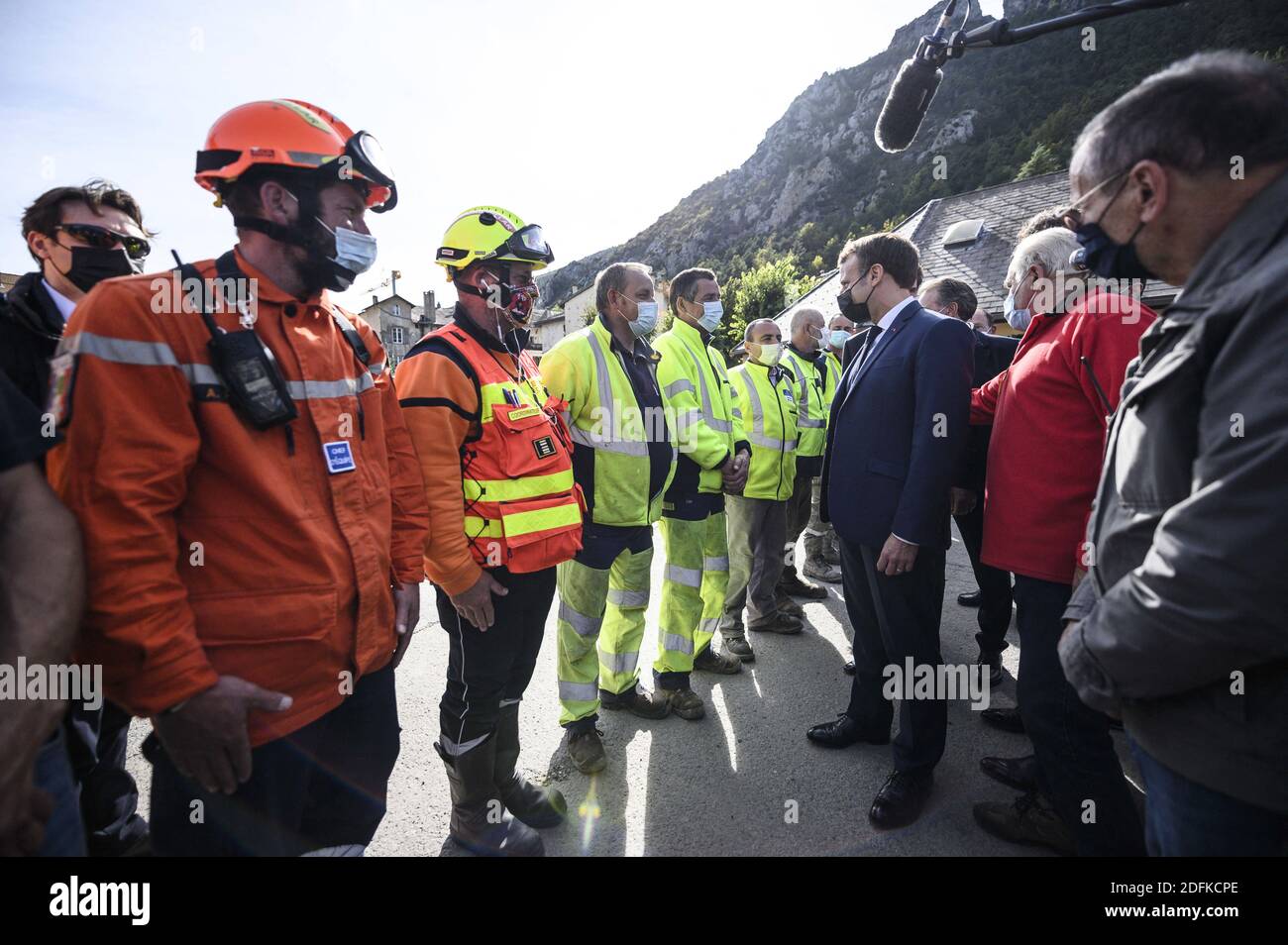 Le président français Emmanuel Macron lors d'une visite à Tende, dans la Vallée de la Roya, à environ 50 km au nord-est de Nice, dans le sud-est de la France, le 7 octobre 2020, après des tempêtes et des inondations importantes qui ont causé des dégâts considérables dans le département des Alpes-Maritimes. Photo par Eliot Blondt/ABACAPRESS.COM Banque D'Images