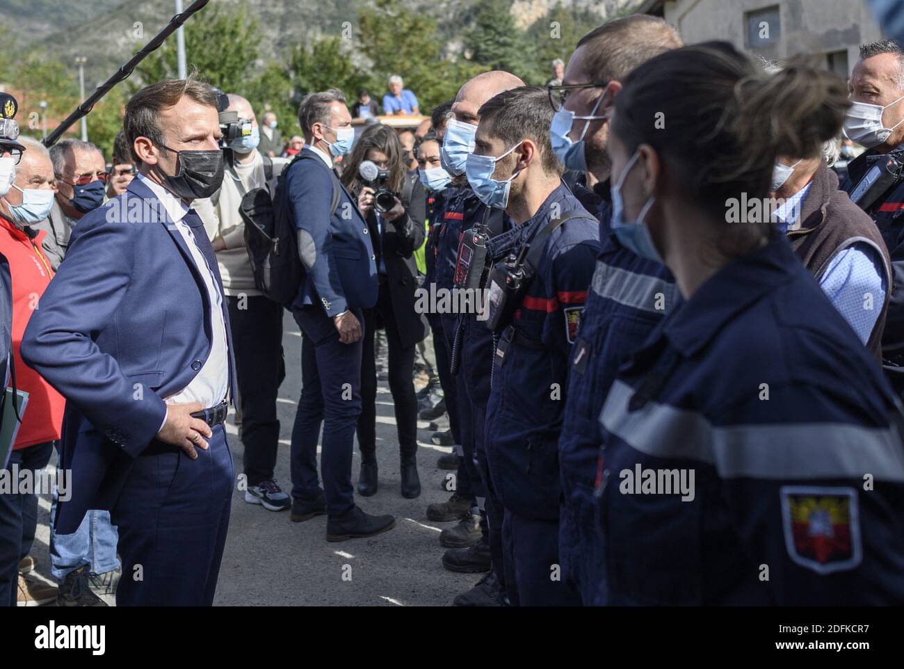 Le président français Emmanuel Macron lors d'une visite à Tende, dans la Vallée de la Roya, à environ 50 km au nord-est de Nice, dans le sud-est de la France, le 7 octobre 2020, après des tempêtes et des inondations importantes qui ont causé des dégâts considérables dans le département des Alpes-Maritimes. Photo par Eliot Blondt/ABACAPRESS.COM Banque D'Images