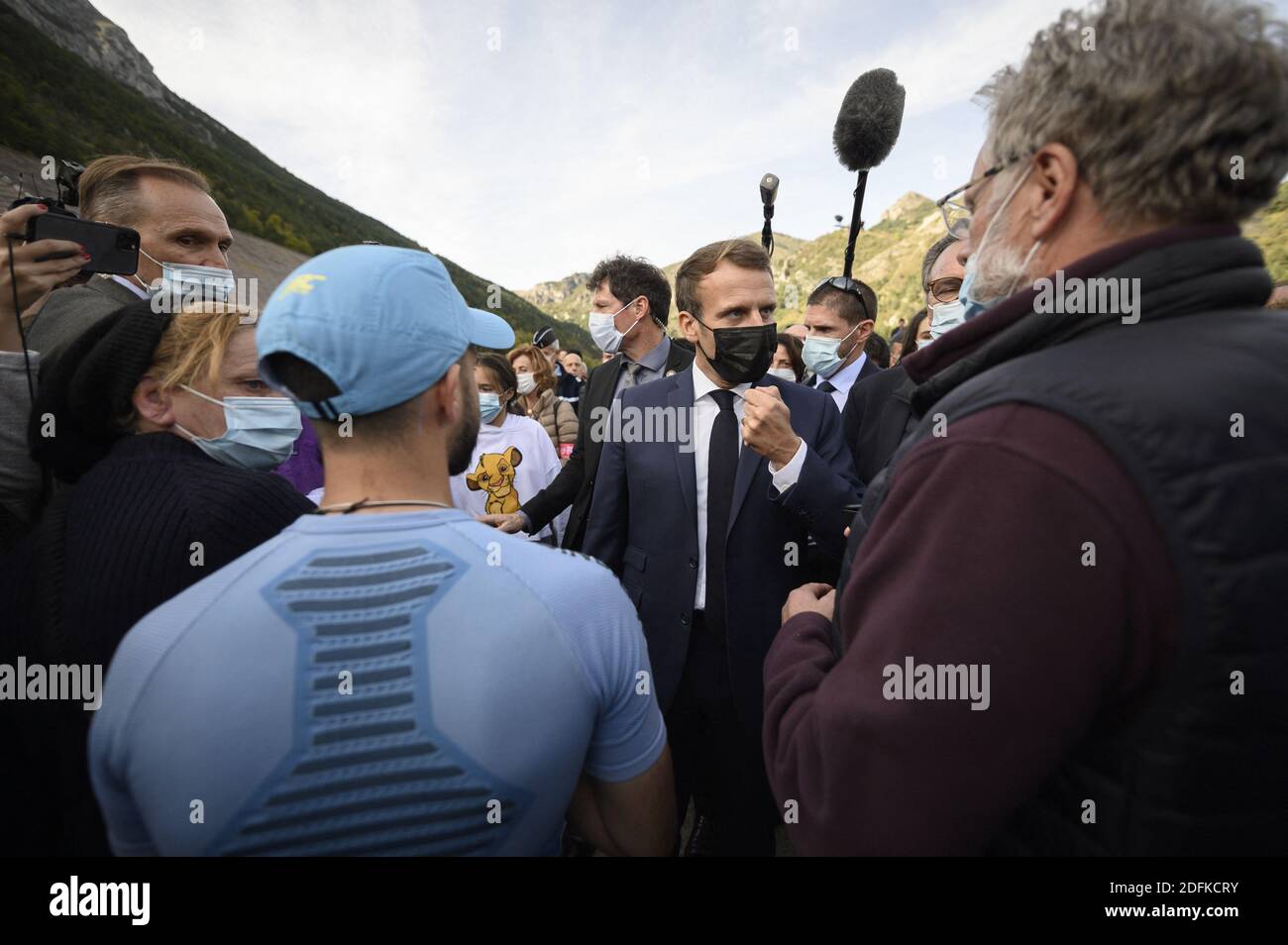 Le président français Emmanuel Macron lors d'une visite à Tende, dans la Vallée de la Roya, à environ 50 km au nord-est de Nice, dans le sud-est de la France, le 7 octobre 2020, après des tempêtes et des inondations importantes qui ont causé des dégâts considérables dans le département des Alpes-Maritimes. Photo par Eliot Blondt/ABACAPRESS.COM Banque D'Images