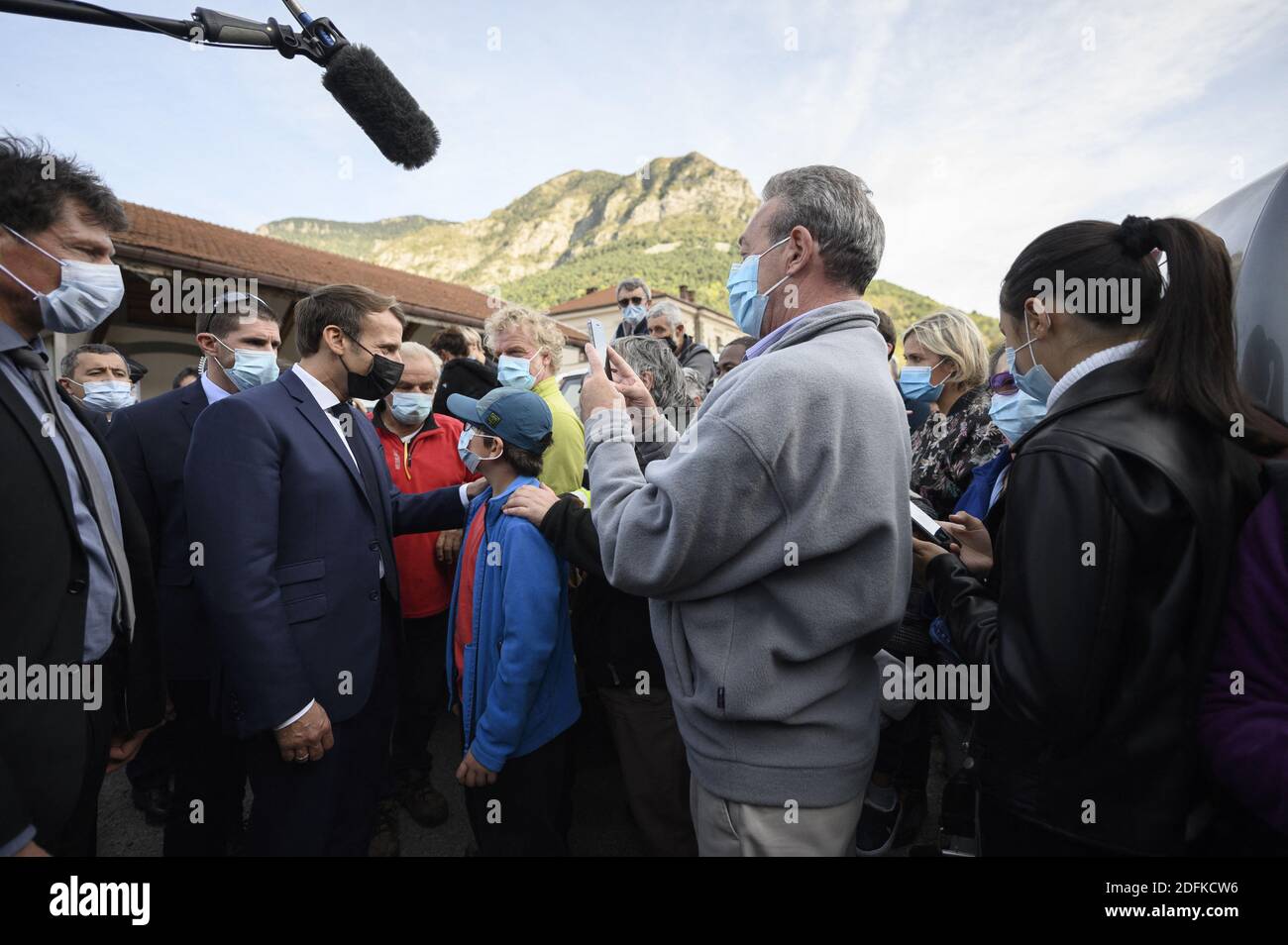 Le président français Emmanuel Macron lors d'une visite à Tende, dans la Vallée de la Roya, à environ 50 km au nord-est de Nice, dans le sud-est de la France, le 7 octobre 2020, après des tempêtes et des inondations importantes qui ont causé des dégâts considérables dans le département des Alpes-Maritimes. Photo par Eliot Blondt/ABACAPRESS.COM Banque D'Images