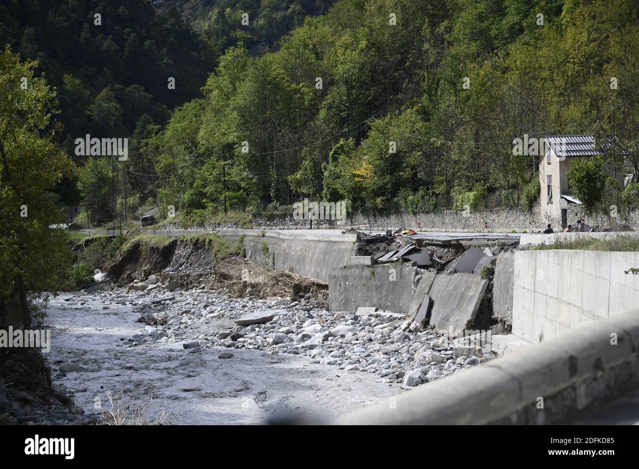 Une vue sur la route coupée menant à Tende, dans la Vallée de la Roya, à environ 50 km au nord-est de Nice, dans le sud-est de la France, le 7 octobre 2020, après des tempêtes et des inondations importantes ont causé des dommages considérables dans le département des Alpes-Maritimes. Des inondations intenses ont ébranlé le sud-est de la France pendant le week-end du 2 octobre, causant quatre décès confirmés en France et deux en Italie, et le bilan devrait augmenter à mesure que les recherches de survivants se poursuivent. Des centaines de personnes ont été évacuées après que les tempêtes ont jeté d'énormes quantités de pluie qui ont transformé les ruisseaux en torrents rudes qui ont balayé des voitures, des maisons et des chambres Banque D'Images