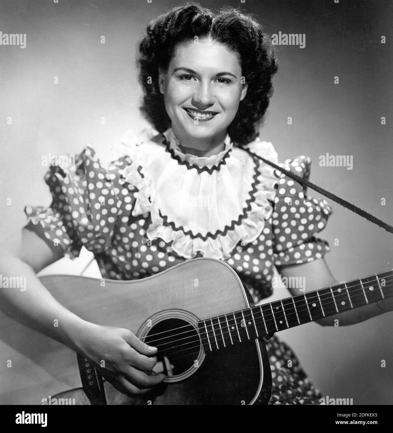 KITTY WELLS (1919-2012) nom de scène d'Ellen Deason, chanteuse de musique country américaine, vers 1954 Banque D'Images
