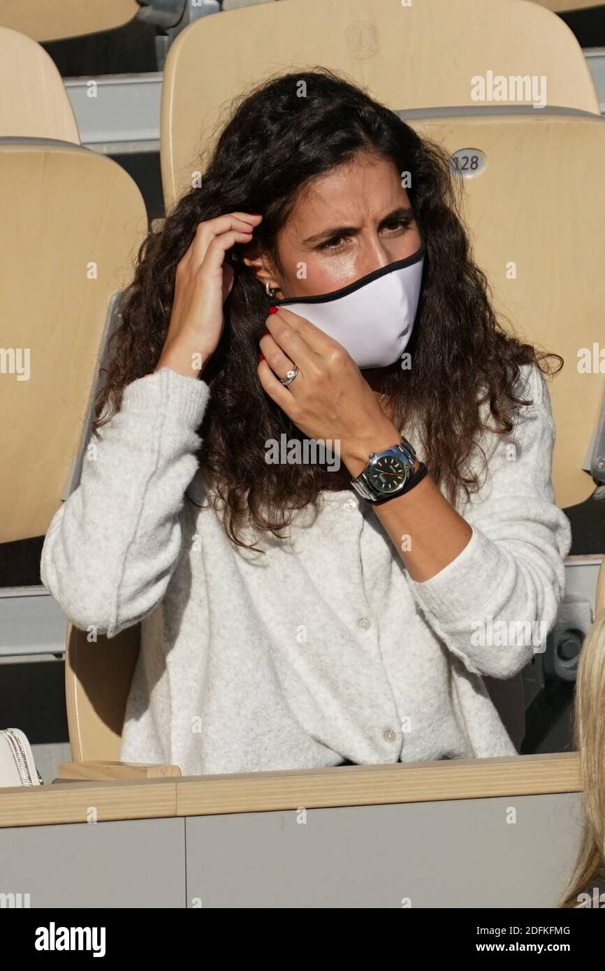 Xisca Perello montres de la tribune son mari espagnol Rafael Nadal joue la demi-finale des singles hommes de son tournoi de tennis français Open au stade Roland Garros à Paris, France, le 9 octobre 2020. Photo de Laurent Zabulon/ABACAPRESS.COM Banque D'Images