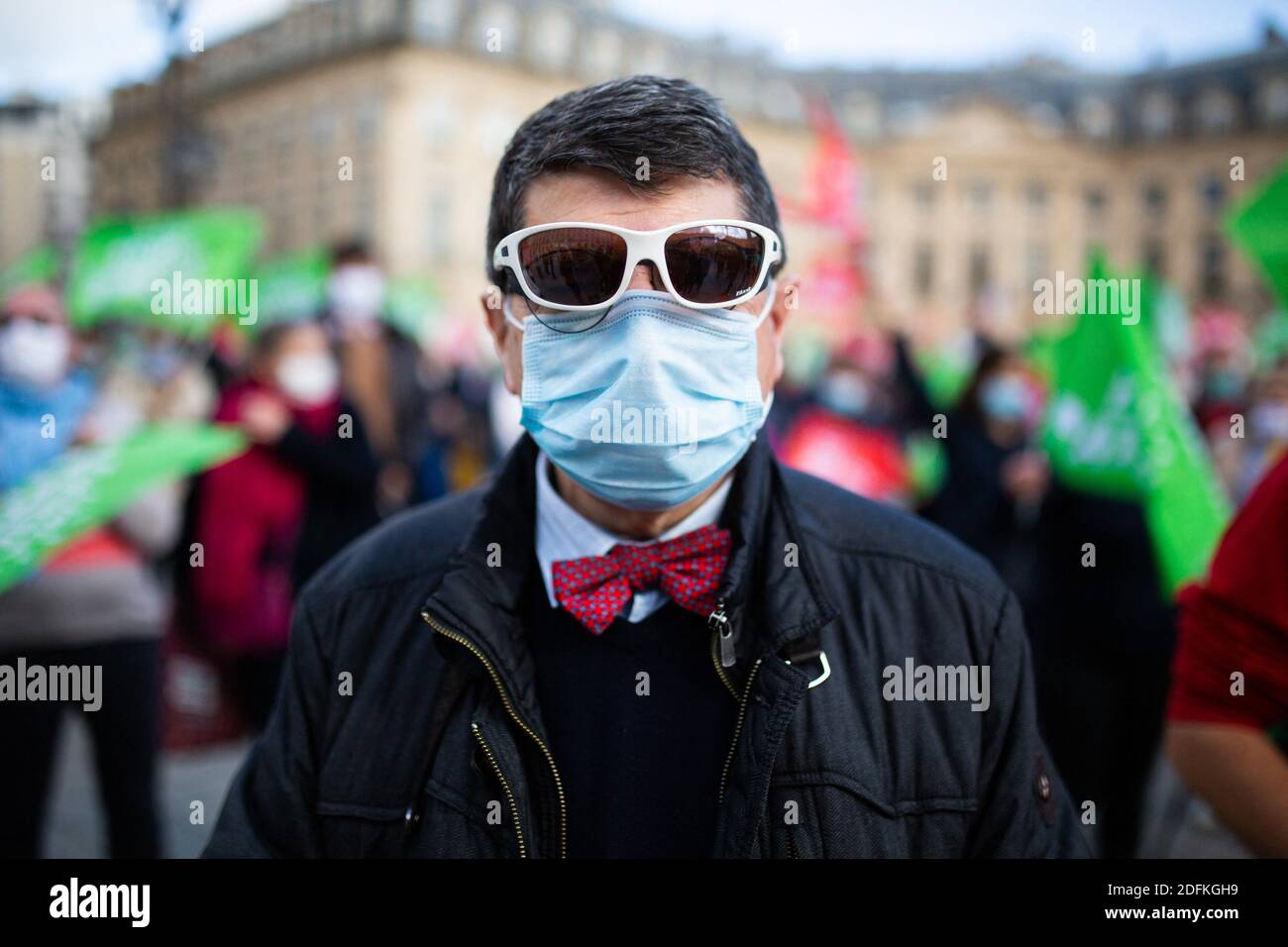 Les manifestants détiennent des drapeaux de parternité pour l'égalité des libertés lors d'une manifestation organisée par le groupe militant conservateur pro-vie 'la Manif pour tous' contre le projet de loi de bioéthique sur la procréation médicalement assistée (PMA - procréation médicalement Assistee), à Paris, en France, le 10 octobre 2020. Voté le 1er août en deuxième lecture à l'Assemblée nationale, le projet de loi, dont la mesure phare est l'ouverture de la procréation médicalement assistée à toutes les femmes, doit être examiné par le Sénat à une date qui n'est pas encore fixée, vers la fin de l'année ou le début de 2021. Photo de Raphael Lafargue/ABACAPRESS.COM Banque D'Images