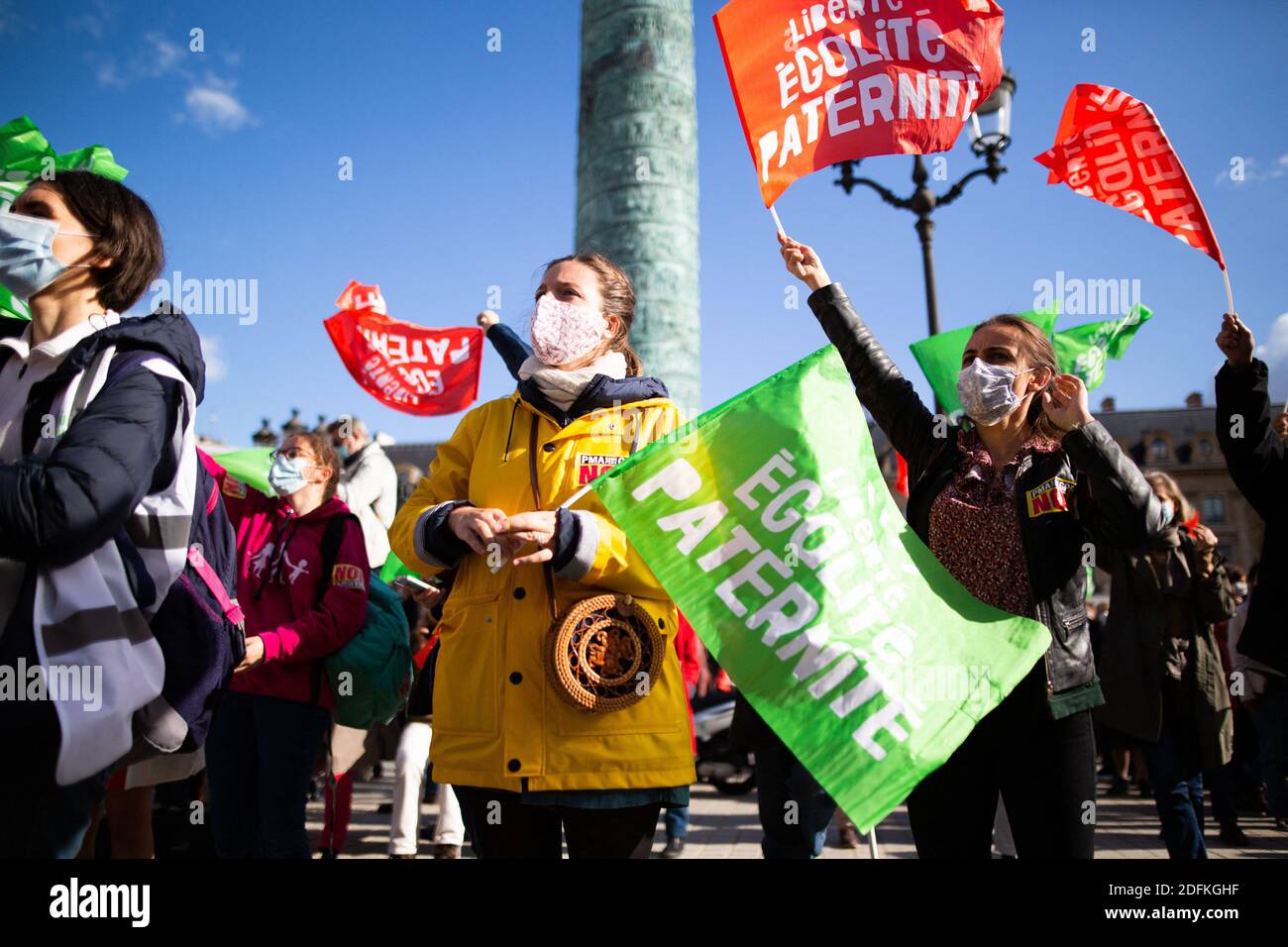 Les manifestants détiennent des drapeaux de parternité pour l'égalité des libertés lors d'une manifestation organisée par le groupe militant conservateur pro-vie 'la Manif pour tous' contre le projet de loi de bioéthique sur la procréation médicalement assistée (PMA - procréation médicalement Assistee), à Paris, en France, le 10 octobre 2020. Voté le 1er août en deuxième lecture à l'Assemblée nationale, le projet de loi, dont la mesure phare est l'ouverture de la procréation médicalement assistée à toutes les femmes, doit être examiné par le Sénat à une date qui n'est pas encore fixée, vers la fin de l'année ou le début de 2021. Photo de Raphael Lafargue/ABACAPRESS.COM Banque D'Images