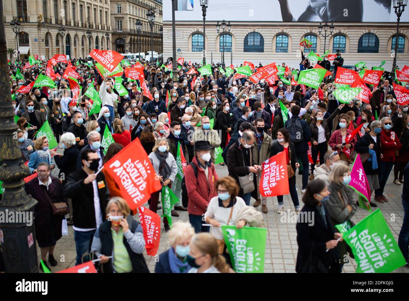 Vue générale des manifestants drapeaux sur l'égalité des libertés lors d'une manifestation organisée par le groupe militant conservateur pro-vie 'la Manif pour tous' contre le projet de loi de bioéthique sur la procréation médicalement assistée (PMA - procréation médicalement Assistee), à Paris, en France, le 10 octobre 2020. Voté le 1er août en deuxième lecture à l'Assemblée nationale, le projet de loi, dont la mesure phare est l'ouverture de la procréation médicalement assistée à toutes les femmes, doit être examiné par le Sénat à une date qui n'est pas encore fixée, vers la fin de l'année ou le début de 2021. Photo de Raphael Lafargue/ABACAPRESS.COM Banque D'Images