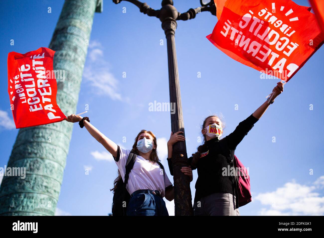 Les manifestants détiennent des drapeaux de parternité pour l'égalité des libertés lors d'une manifestation organisée par le groupe militant conservateur pro-vie 'la Manif pour tous' contre le projet de loi de bioéthique sur la procréation médicalement assistée (PMA - procréation médicalement Assistee), à Paris, en France, le 10 octobre 2020. Voté le 1er août en deuxième lecture à l'Assemblée nationale, le projet de loi, dont la mesure phare est l'ouverture de la procréation médicalement assistée à toutes les femmes, doit être examiné par le Sénat à une date qui n'est pas encore fixée, vers la fin de l'année ou le début de 2021. Photo de Raphael Lafargue/ABACAPRESS.COM Banque D'Images