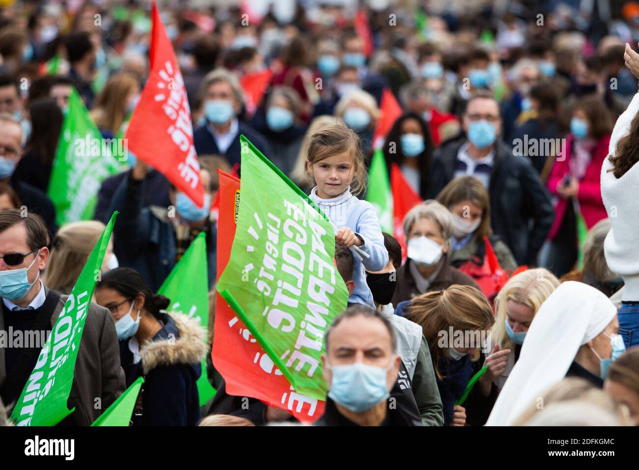 Les manifestants détiennent des drapeaux de parternité pour l'égalité des libertés lors d'une manifestation organisée par le groupe militant conservateur pro-vie 'la Manif pour tous' contre le projet de loi de bioéthique sur la procréation médicalement assistée (PMA - procréation médicalement Assistee), à Paris, en France, le 10 octobre 2020. Voté le 1er août en deuxième lecture à l'Assemblée nationale, le projet de loi, dont la mesure phare est l'ouverture de la procréation médicalement assistée à toutes les femmes, doit être examiné par le Sénat à une date qui n'est pas encore fixée, vers la fin de l'année ou le début de 2021. Photo de Raphael Lafargue/ABACAPRESS.COM Banque D'Images