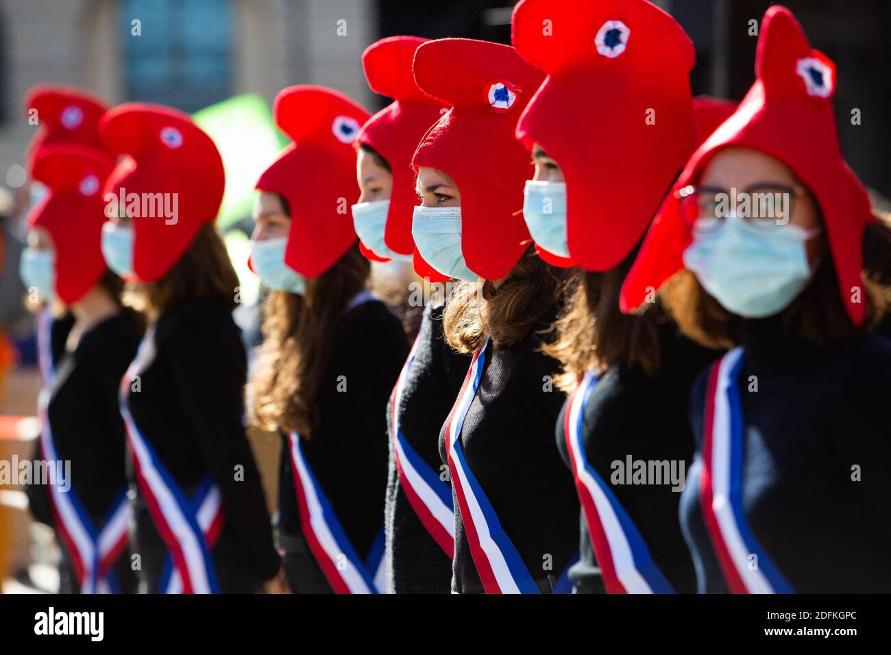 Les manifestants portant la casquette de Phrygian lors d'une manifestation organisée par le groupe militant conservateur pro-vie 'la Manif pour touss' contre le projet de loi de bioéthique sur la procréation médicalement assistée (PMA - procréation médicalement Assistee), à Paris, en France, le 10 octobre 2020. Voté le 1er août en deuxième lecture à l'Assemblée nationale, le projet de loi, dont la mesure phare est l'ouverture de la procréation médicalement assistée à toutes les femmes, doit être examiné par le Sénat à une date qui n'est pas encore fixée, vers la fin de l'année ou le début de 2021. Photo de Raphael Lafargue/ABACAPRESS.COM Banque D'Images