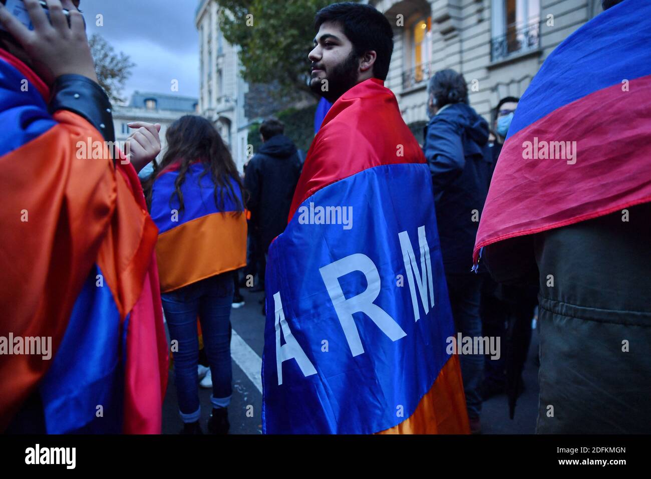 Plusieurs milliers de membres de la diaspora arménienne en France se sont réunis devant l'Assemblée nationale pour demander au gouvernement français de prendre une position officielle dans la guerre du Haut-Karabakh entre l'Arménie et l'Azerbaïdjan. Paris, France, le 13 octobre 2020. Photo par Karim ait Adjedjou/avenir Pictures/ABACAPRESS.COM Banque D'Images