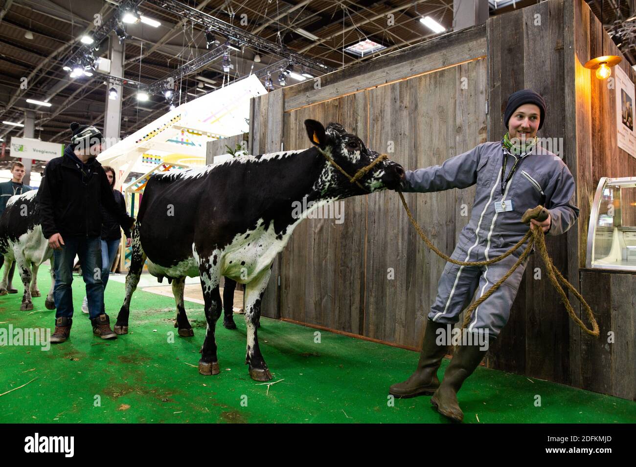 Photo de dossier datée du 21 février 2020 d'une vache et d'un agriculteur  lors de la 57e Foire internationale de l'Agriculture (salon international  de l'Agriculture) au parc des expositions de la porte