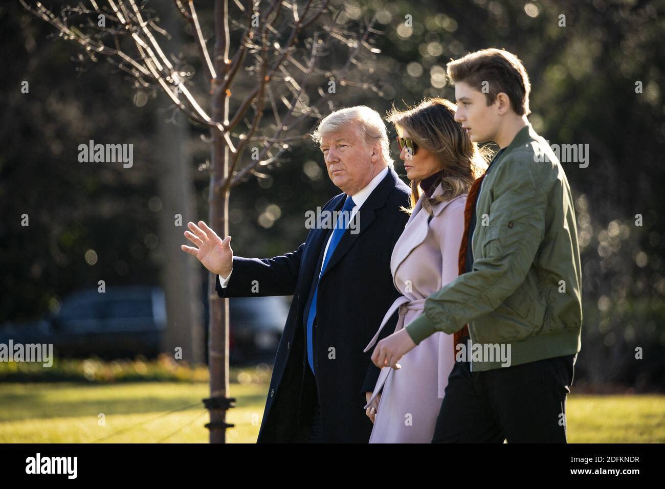Photo du dossier en date du 17 janvier 2020 du président Donald Trump, de la première dame Melania Trump et de leur fils Barron Trump, marchez à bord de Marine One sur la pelouse sud de la Maison Blanche à Washington, DC, États-Unis. Melania Trump a révélé mercredi que Barron, son fils de 14 ans avec le président, avait à un moment donné des résultats positifs pour le coronavirus, mais a ensuite été négatif. Photo d'Al Drago/Pool/ABACAPRESS.COM Banque D'Images