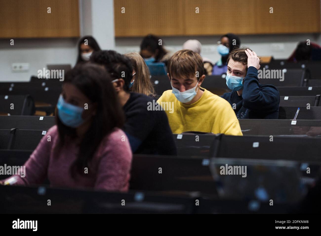 Les étudiants travaillent dans un amphithéâtre de l'Université de la Sorbonne, rue du Panthéon, à Paris, en France, le 13 octobre 2020. L'une des plus grandes universités publiques de France est catégorique qu'elle n'impose pas de « distance physique » sur le campus, mais affirme qu'elle a renforcé les efforts visant à protéger le personnel et les étudiants contre la COVID-19. À l'université du Panthéon-Sorbonne, des distributeurs d'assainissement des mains ont été installés, des masques réutilisables sont facilement disponibles et le calendrier des cours a été échelonné dans le cadre de nouvelles mesures qui ont été mises en œuvre au cours de la pandémie. Les étudiants de l'université ont eu la possibilité de l'assurance-emploi Banque D'Images