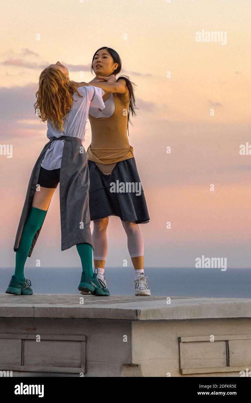 (LA)HORDE, French Dancing collective (à la tête du Ballet National de Marseille) qui se déroule à la cérémonie d'ouverture du 35e Festival international de mode, de photographie et d'accessoires de mode. Premier jour le 15 octobre 2020 à Hyères, France. Photo de Jana appelez-moi J/ABACAPRESS.COM Banque D'Images