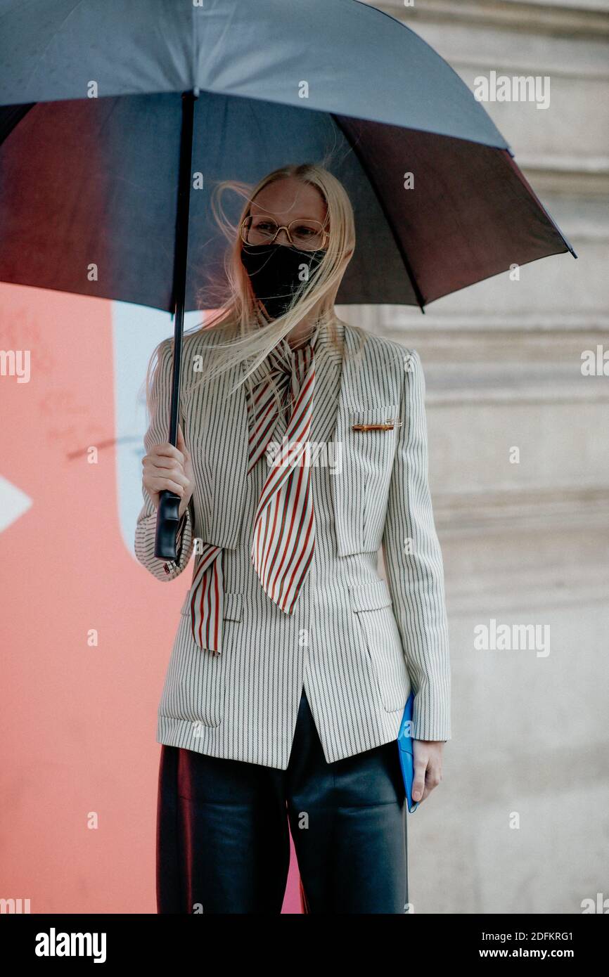 Street style, en arrivant au Louis Vuitton Spring Summer 2021 show, tenu à la Samaritaine, Paris, France, le 6 octobre 2020. Photo de Marie-Paola Bertrand-Hillion/ABACAPRESS.COM Banque D'Images