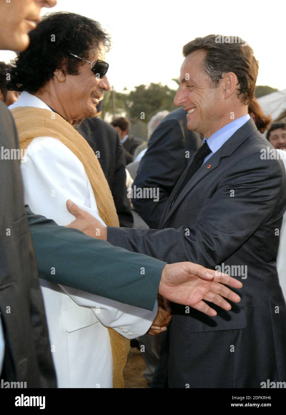 Photo du dossier datée du 25 juillet 2007, le colonel Moammar Abu Minyar Gadhafi, président de Lybie, souhaite la bienvenue au président français Nicolas Sarkozy, au palais 'Bab Azizia', à Tripoli, en Libye, le 25 juillet. Les procureurs français ont placé l'ancien président Nicolas Sarkozy sous enquête formelle vendredi pour « association criminelle » suite à des allégations selon lesquelles il aurait accepté le financement de campagne de l'ancien dirigeant libyen Mouammar Kadhafi. Les procureurs enquêtent sur des allégations selon lesquelles l’ancien dirigeant libyen Mouammar Kadhafi aurait secrètement donné à Sarkozy 50 millions d’euros pour sa campagne présidentielle inaugurale en 2007. Les allégations sont plus Banque D'Images