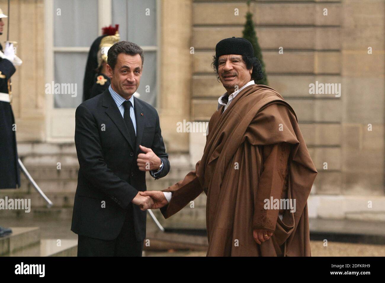 Photo du dossier datée du 10 décembre 2007, le leader libyen Moammar Kadhafi se serre la main avec le président Nicolas Sarkozy avant leur rencontre à l'Elysée à Paris, en France. Les procureurs français ont placé l'ancien président Nicolas Sarkozy sous enquête formelle vendredi pour « association criminelle » suite à des allégations selon lesquelles il aurait accepté le financement de campagne de l'ancien dirigeant libyen Mouammar Kadhafi. Les procureurs enquêtent sur des allégations selon lesquelles l’ancien dirigeant libyen Mouammar Kadhafi aurait secrètement donné à Sarkozy 50 millions d’euros pour sa campagne présidentielle inaugurale en 2007. Les allégations ont d'abord été faites par Banque D'Images