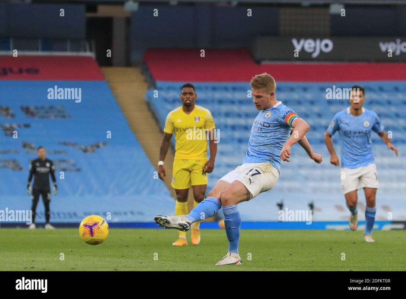 Manchester, Royaume-Uni. 05e décembre 2020. Kevin de Bruyne #17 de Manchester City passe le ballon Credit: News Images /Alay Live News Credit: News Images /Alay Live News Banque D'Images