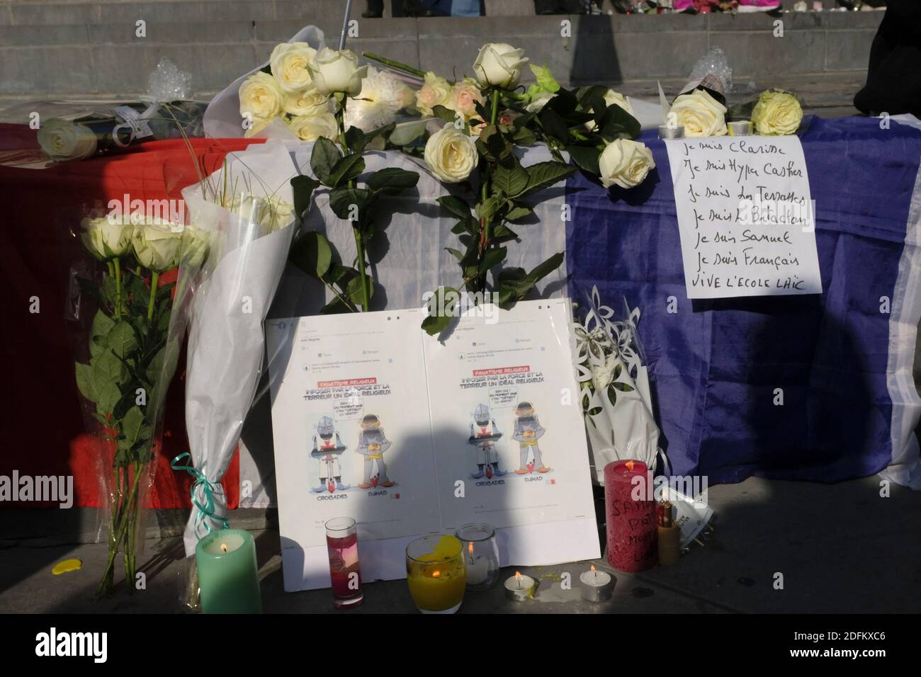 Des fleurs sont jetées pour le professeur d'école assassiné Samuel Paty lors d'une veillée anti-terroriste sur la place de la République à Paris, des milliers de personnes se sont exposées à la solidarité et à exprimer leur soutien à la liberté d'expression à la suite de l'attaque de vendredi. La France a lancé une enquête antiterroriste après l'incident d'octobre 16, où la police a abattu un agresseur de 18 ans qui a décapité le professeur d'histoire-géographie pour avoir montré une caricature du prophète Mohamed comme un exemple de liberté d'expression à l'école intermédiaire du Collège Bois d'Aulne. Paris, France, 18 octobre 2020. Photo par Alfre Banque D'Images