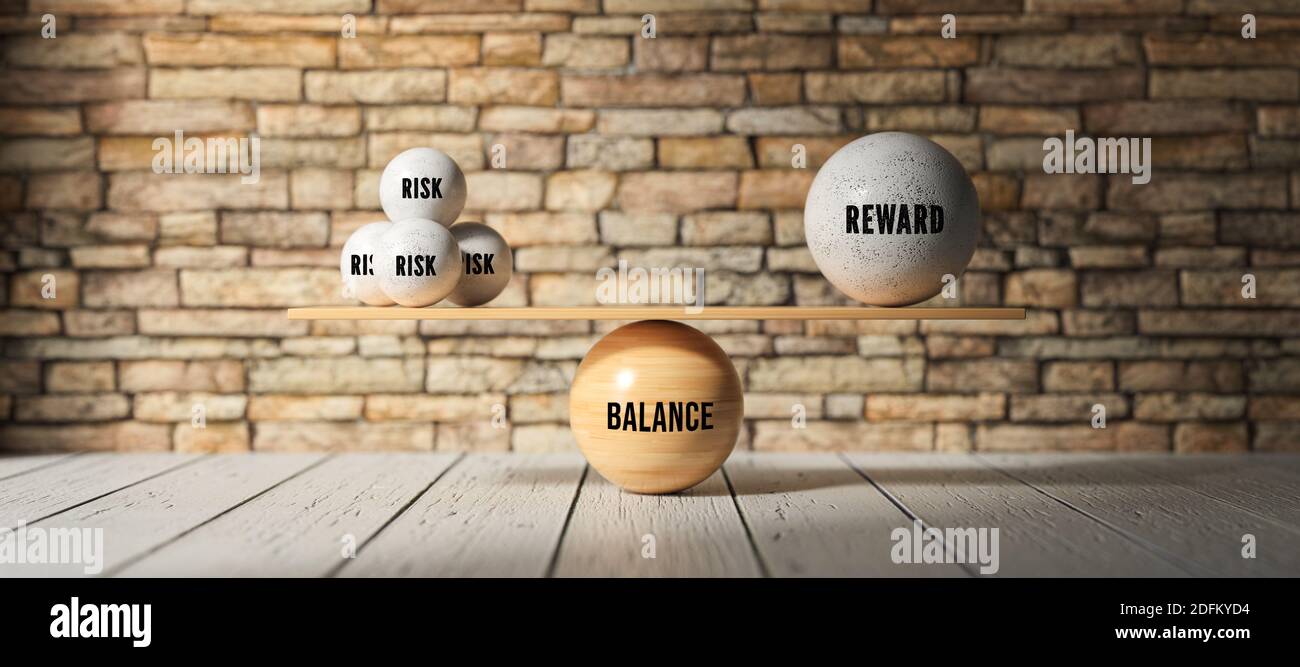 balance en bois équilibrant une grande boule et quatre petites avec le risque de message, LA RÉCOMPENSE et L'ÉQUILIBRE devant un mur de brique - illustration 3d Banque D'Images