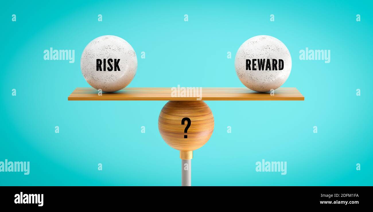 balance en bois équilibrant une grande boule et quatre petites avec un message DE RISQUE, DE RÉCOMPENSE et un questionmark sur fond gris-bleu - illustration 3d Banque D'Images