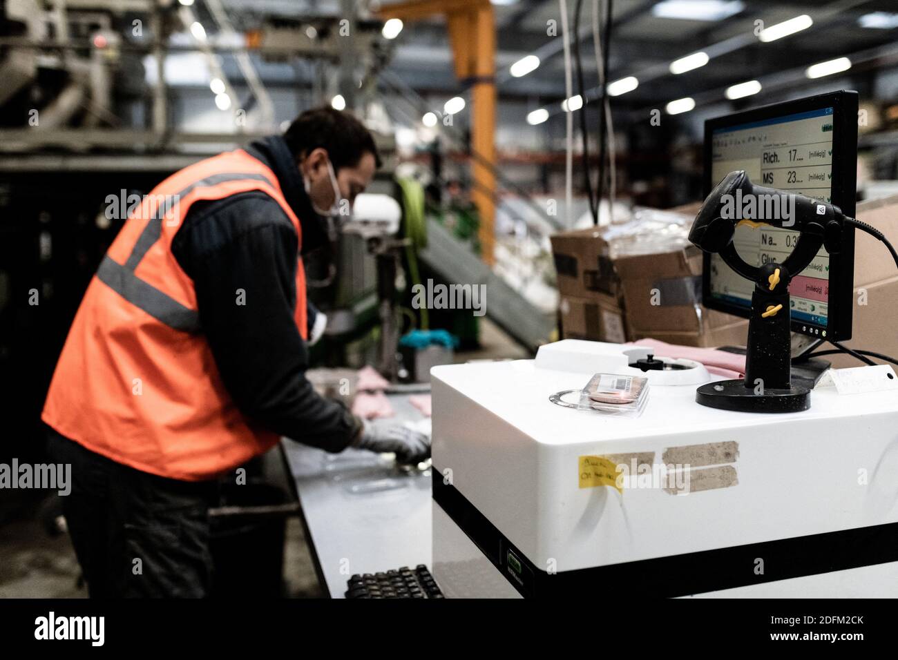 Un homme rassemble un putty mélangé à partir de betteraves sucrières et prépare des échantillons pour analyse à l'installation d'essai de l'ITB (Institut technique de la Beetroot). Laon, France, 20 octobre 2020. Photo de Daniel Derajinski/ABACAPRESS.COM Banque D'Images