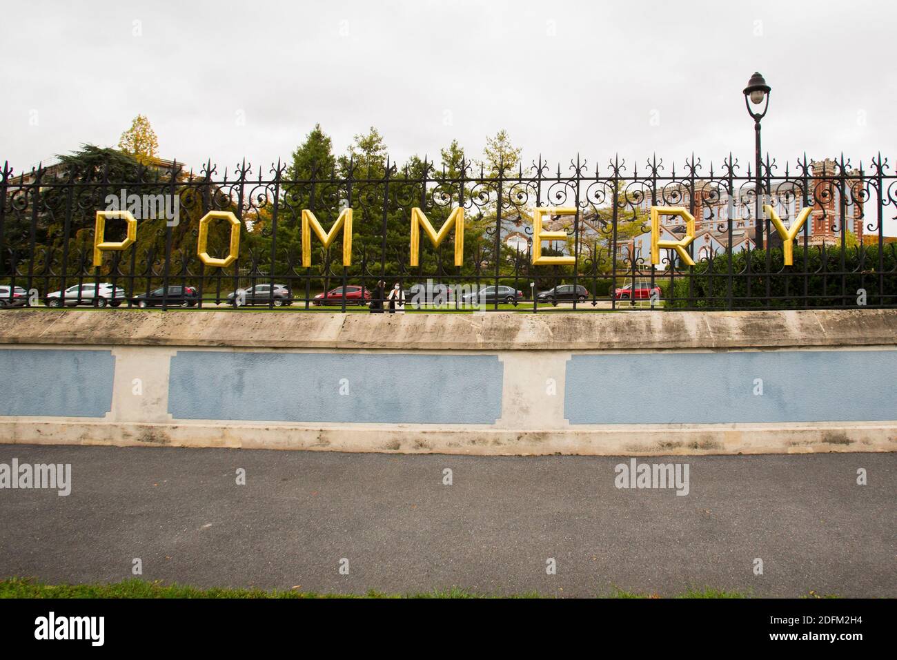 Une photo prise le 25 octobre 2020 à Reims, dans le nord-est de la France, montre le logo et la façade de Pommery Champagne sur les portes autour des caves. Photo de Nasser Bzerzane/ABACAPRESS.COM Banque D'Images