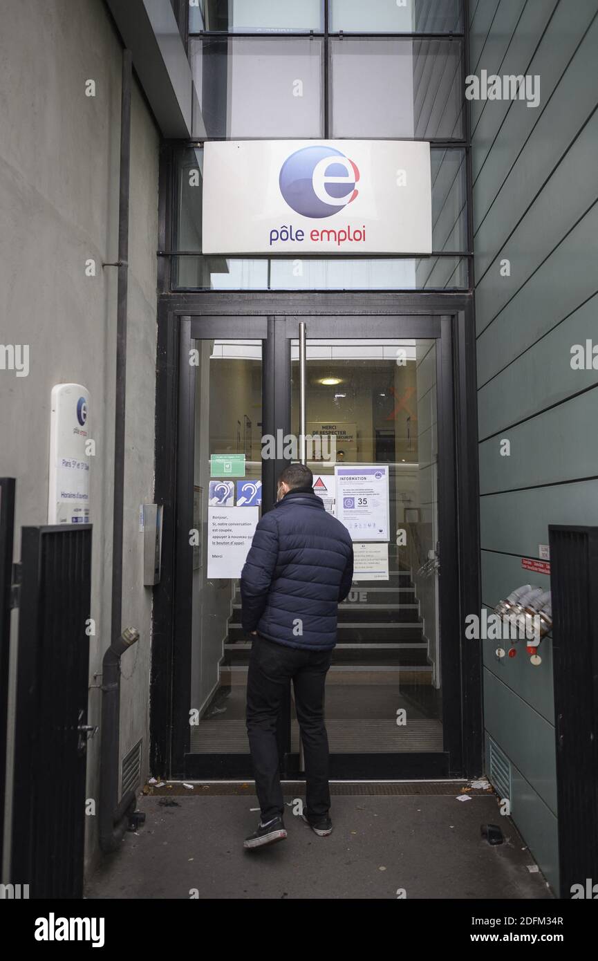 Une illustration montre un pôle emploi, le 27 octobre 2020 à Paris, France. En France, le chômage a atteint des niveaux jamais vus depuis 1996 alors que l'épidémie du coronavirus et les mesures de confinement continuent de mordre. Il y a maintenant 5,7 millions de personnes sans travail en France, le plus grand nombre depuis 1996. Les centres d'emploi français ont rapporté 3,6 millions de personnes inscrites en tant que demandeurs d'emploi de catégorie A - des personnes qui n'ont aucun emploi du tout - au 3ème trimestre. Les personnes qui reçoivent un chômage partiel - le dispositif de fureur du gouvernement français - n'apparaissent pas dans ces statistiques comme elles sont Banque D'Images