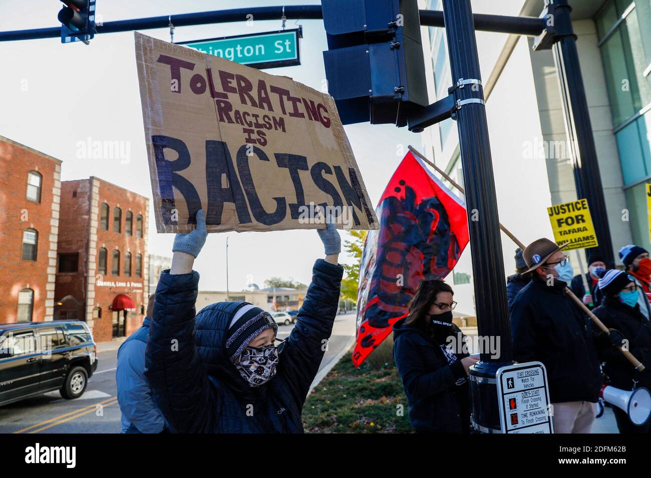 PAS DE FILM, PAS DE VIDÉO, PAS de télévision, PAS DE DOCUMENTAIRE - les manifestants se rassemblent à l'extérieur du palais de justice du comté de Lake à Waukegan, il, États-Unis où Kyle Rittenhouse a une audience sur son combat d'extradition le vendredi 30 octobre 2020. Un juge du comté de Lake devrait décider d'ici 5 heures vendredi si Rittenhouse sera envoyé au Wisconsin pour faire face aux accusations découlant du tir mortel de deux hommes et du blessé d'un troisième lors des manifestations à Kenosha en août. Photo de Jose M. Osorio/Chicago Tribune/TNS/ABACAPRESS.COM Banque D'Images