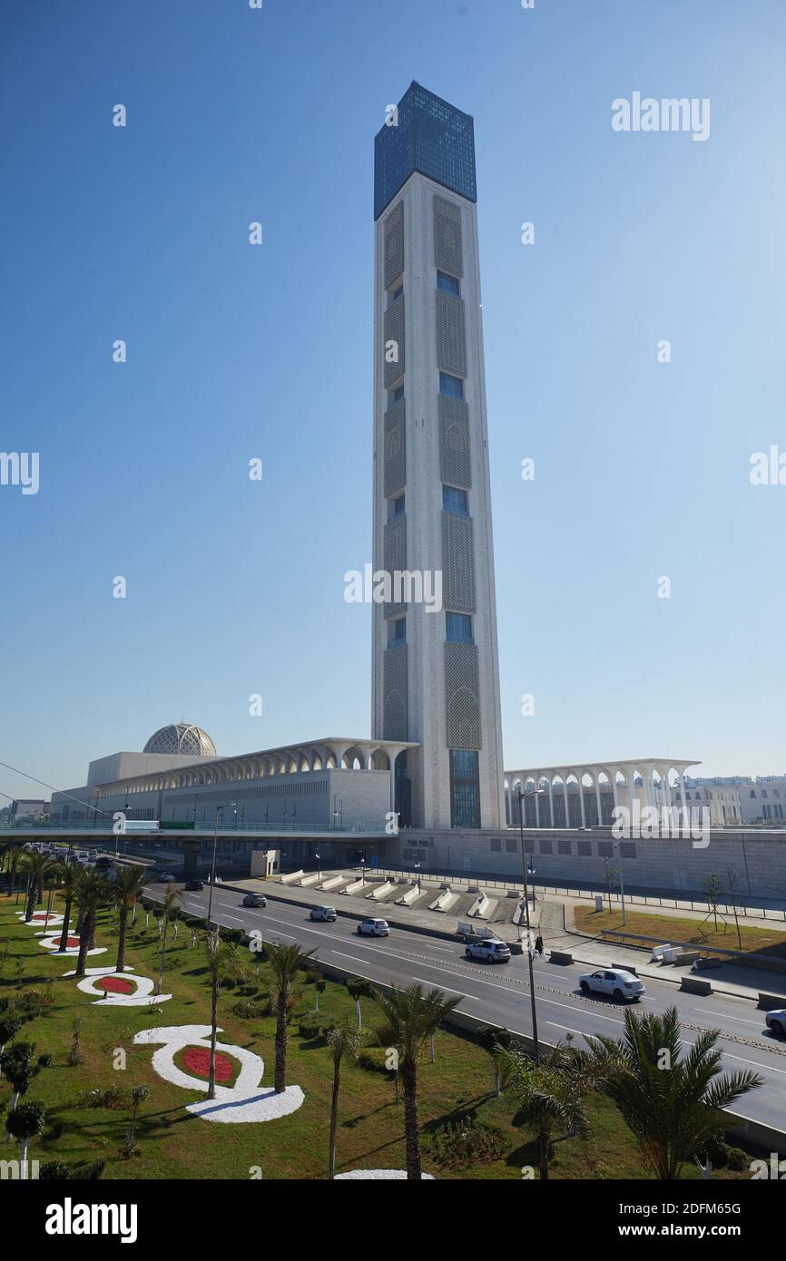 La Grande mosquée d'Alger est la plus grande d'Afrique et la troisième plus grande du monde après Masdjid Al-Haram à la Mecque et Masdjid Al-Nabawi à Médine. Constituant un véritable pôle attrayant de nature religieuse, culturelle et scientifique, ' Djamaa El Djazaïr ' il se distingue internationalement pour son minaret, le plus haut du monde, 267 mètres de long et son hall de prière de 20,000 m2 qui peut accueillir jusqu'à 120,000 fidèles le 31 octobre 2020 . Photo de Louisa Ammi/ABACAPRESS.COM Banque D'Images