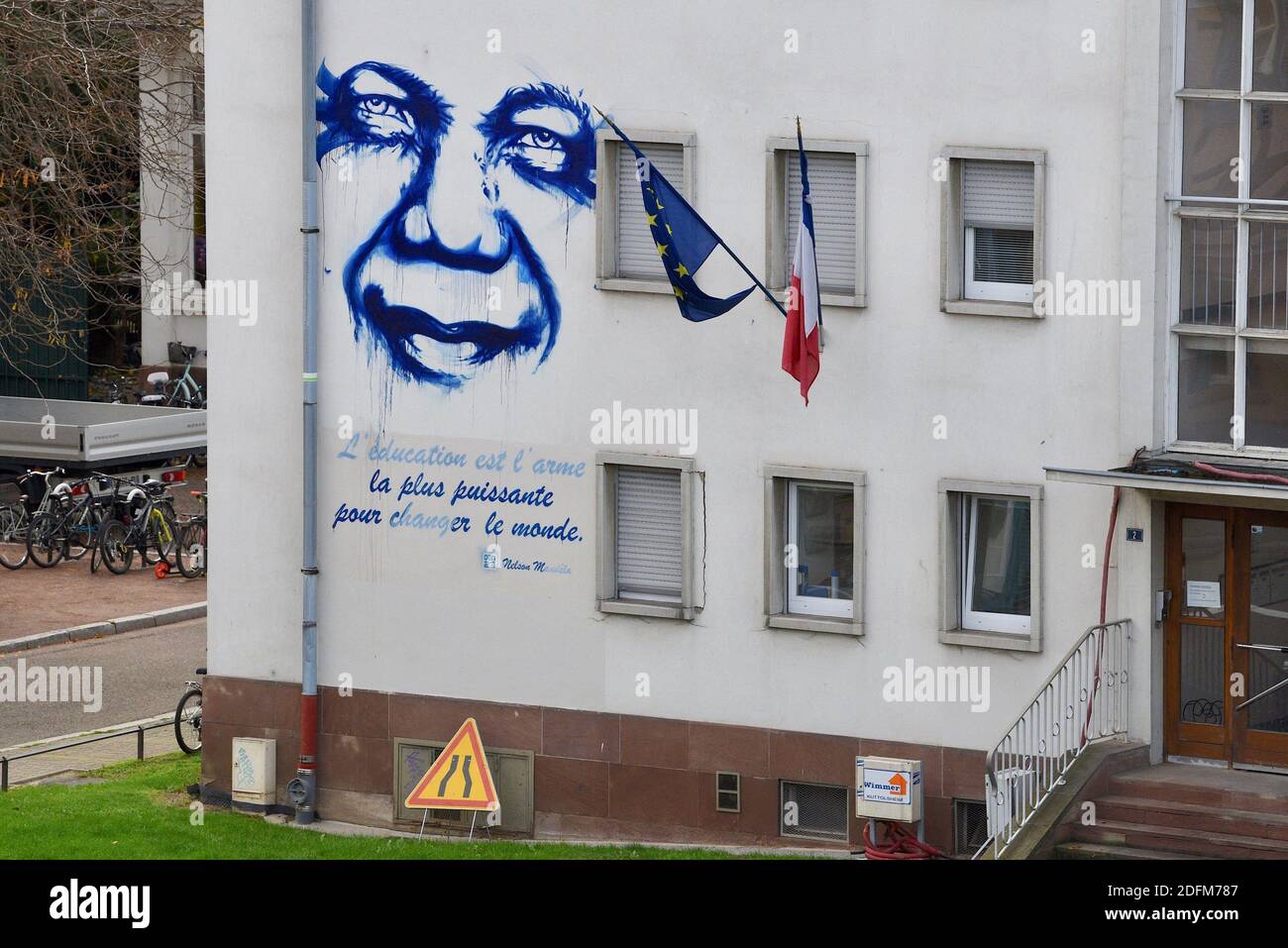 Une Fresque De L Artiste Dan23 Montre Un Portrait De Nelson Mandela Et Sa Citation L Education Est L Arme La Plus Puissante Pour Changer Le Monde Sur La Facade De L Ecole Elementaire