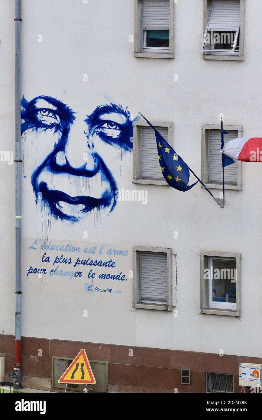 Une Fresque De L Artiste Dan23 Montre Un Portrait De Nelson Mandela Et Sa Citation L Education Est L Arme La Plus Puissante Pour Changer Le Monde Sur La Facade De L Ecole Elementaire