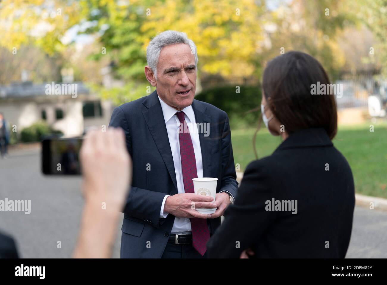 Scott Atlas, conseiller à la Maison Blanche, parle à un membre des médias à la Maison Blanche à Washington, DC, USA, le 3 novembre 2020. Photo de Chris Kleponis/Pool via CNP/ABACAPRESS.COM Banque D'Images