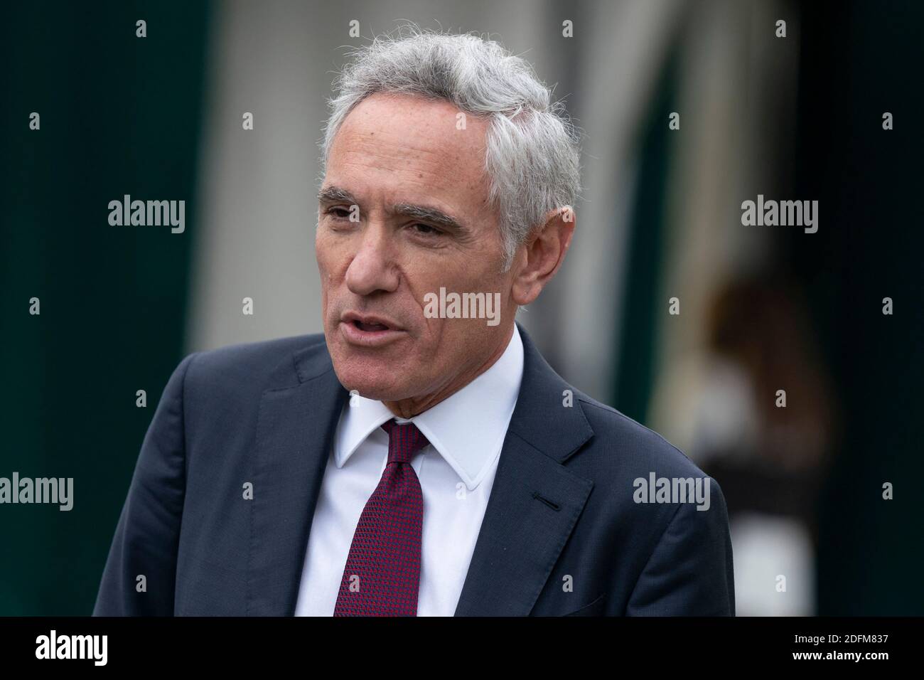 Scott Atlas, conseiller à la Maison Blanche, parle à un membre des médias à la Maison Blanche à Washington, DC, USA, le 3 novembre 2020. Photo de Chris Kleponis/Pool via CNP/ABACAPRESS.COM Banque D'Images