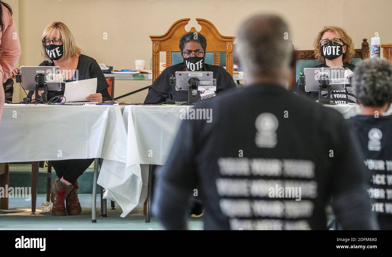 PAS DE FILM, PAS DE VIDÉO, PAS de TV, PAS DE DOCUMENTAIRE - de gauche, les agents de scrutin Beth Claimo, Teresa Johnson et Karin Mueller portent des masques et attendent que les électeurs se présentent à leur table à l'église baptiste de la rue Butler, au 315, boulevard Ralph McGill ne, à Atlanta, en Géorgie, le mardi 3 novembre 2020. Photo de John Spink/Atlanta Journal-Constitution/TNS/ABACAPRESS.COM Banque D'Images