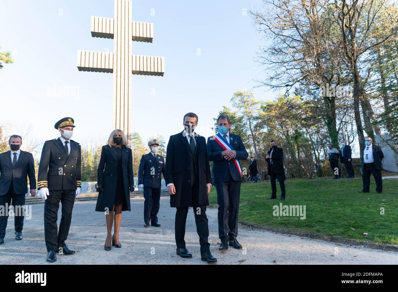 Joseph Zimet, Brigitte Macron, Emmanuel Macron et Pascal Babouot, à la mémoire du défunt président français et héros de la Seconde Guerre mondiale Charles de Gaulle, en tant que président français Emmanuel Macron, lors d’une cérémonie dans le village français de Colombey-les-deux-Églises, dans le nord-est du pays, le 9 novembre 2020. Photo de Jacques Witt/Pool/ABACAPRESS.COM Banque D'Images