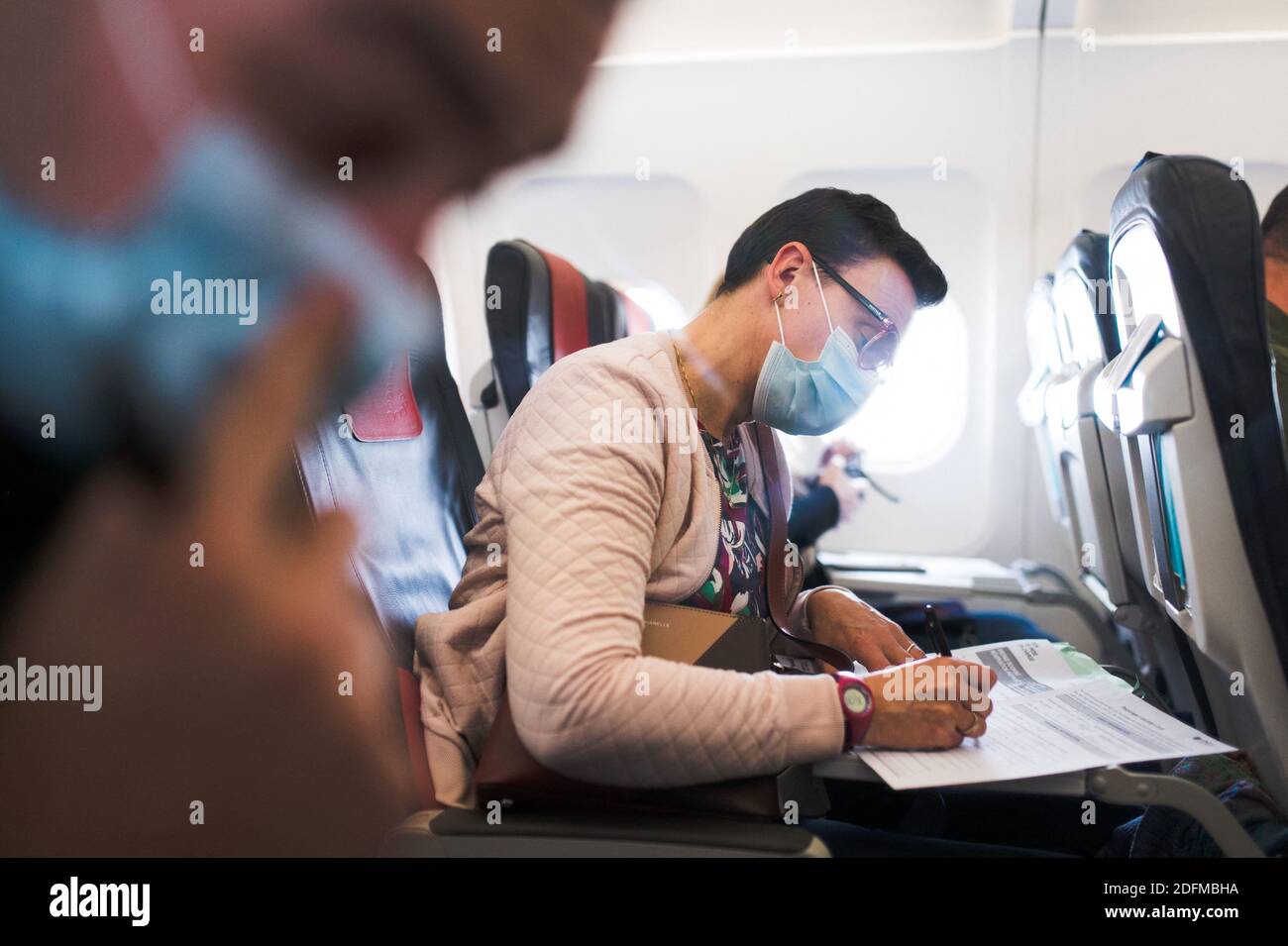 Une femme remplit une carte de localisation de passager, un orme que vous devez remplir quand vous voyagez au Portugal depuis la pandemia Covid-19, en avion à l'aéroport de Bruxelles, en Belgique, le 29 octobre 2020. Photo de Julie Sebadelha/ABACAPRESS.COM Banque D'Images