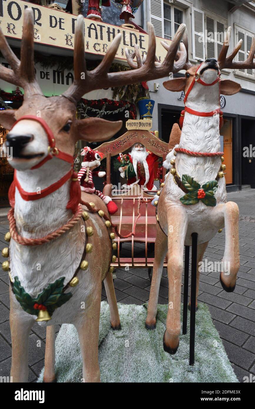 Lors de la deuxième vague de covid 19 - coronavirus, les premières décorations de Noël apparaissent dans la zone du marché de Noël à Strasbourg, la capitale de Noël. Malgré l'incertitude sur la saison des fêtes, certains commerçants décorent leurs fenêtres.11 novembre 2020, à Strasbourg, dans le nord-est de la France. Photo de Nicolas Roses/ABACAPRESS.COM Banque D'Images