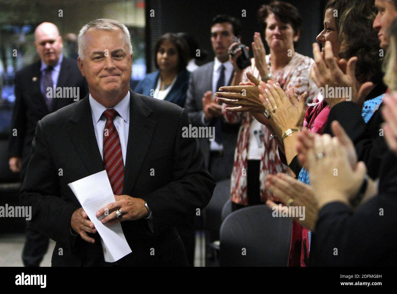 Photo du dossier datée du 26 septembre 2012, le surintendant de l'école Wake Tony Tata entre dans la salle du conseil d'administration pour faire une annonce après qu'il a été congédié de son poste. Le loyaliste de Trump et l'ancien commentateur Fox News Tata a été placé dans le poste politique supérieur du Pentagone, ont déclaré les responsables de la défense mardi 10 novembre 2020, quelques mois seulement après qu'il n'ait pas réussi à obtenir la confirmation du Sénat en raison de remarques offensives qu'il a faites, y compris sur l'Islam. Photo de Takaaki Iwabu/Raleigh News & observer/TNS/ABACAPRESS.COM Banque D'Images