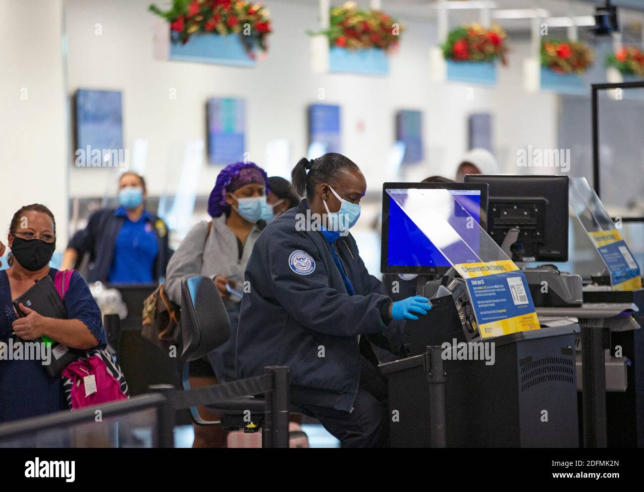 PAS DE FILM, PAS DE VIDÉO, PAS de télévision, PAS DE DOCUMENTAIRE - UN travailleur de la TSA porte un masque tout en aidant les voyageurs à passer un point de contrôle de sécurité à Concourse D à l'aéroport international de Miami le dimanche 22 novembre 2020 à Miami, FL, USA. Avec la montée en puissance du coronavirus hors de contrôle, la principale agence de santé publique de la nation&apos a plaidé auprès des Américains pour qu'ils ne voyagent pas pour Thanksgiving et ne passent pas leurs vacances avec des personnes venant de l'extérieur de leur foyer. Photo de David Santiago/Miami Herald/TNS/ABACAPRESS.COM Banque D'Images