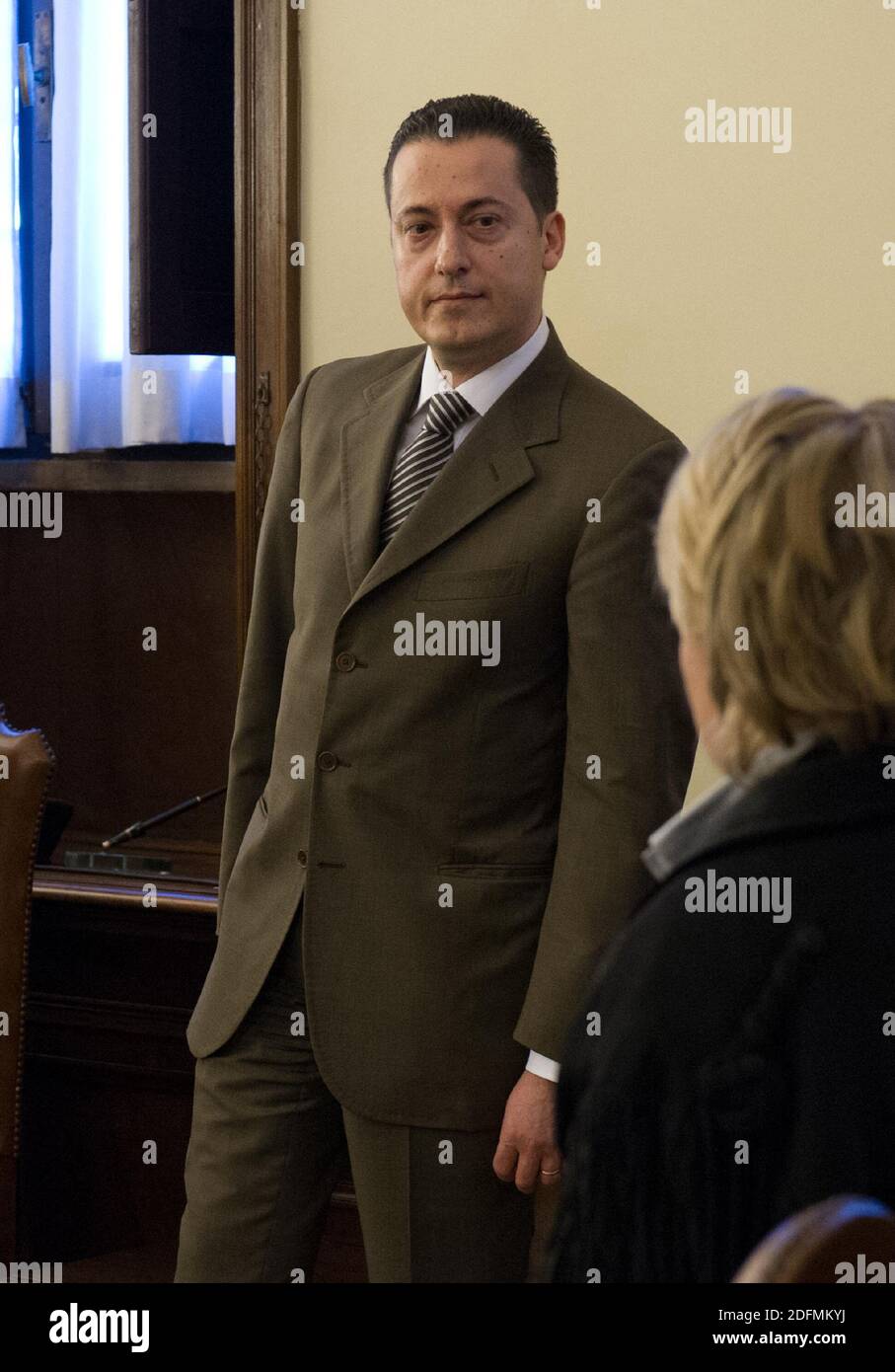 Photo du dossier - l'ancien maître d'hôtel du pape, Paolo Gabriele, a été reconnu coupable de vol qualifié pour fuite de documents papal confidentiels et condamné à 18 mois de prison par le tribunal du Vatican à Rome, au Vatican, le 6 octobre 2012. Il a été reconnu coupable d'avoir volé les journaux privés du pape et de les avoir fuyés au journaliste Gianluigi Nuzzi qui les a publiés dans un livre BEST-seller. Il a également reçu l'ordre de payer les frais du procès au palais de justice de la Cité du Vatican. Le juge président Giuseppe Dalla Torre a déclaré qu'il réduise à 18 mois le mandat de trois ans demandé par l'accusation en raison de son atténuation Banque D'Images