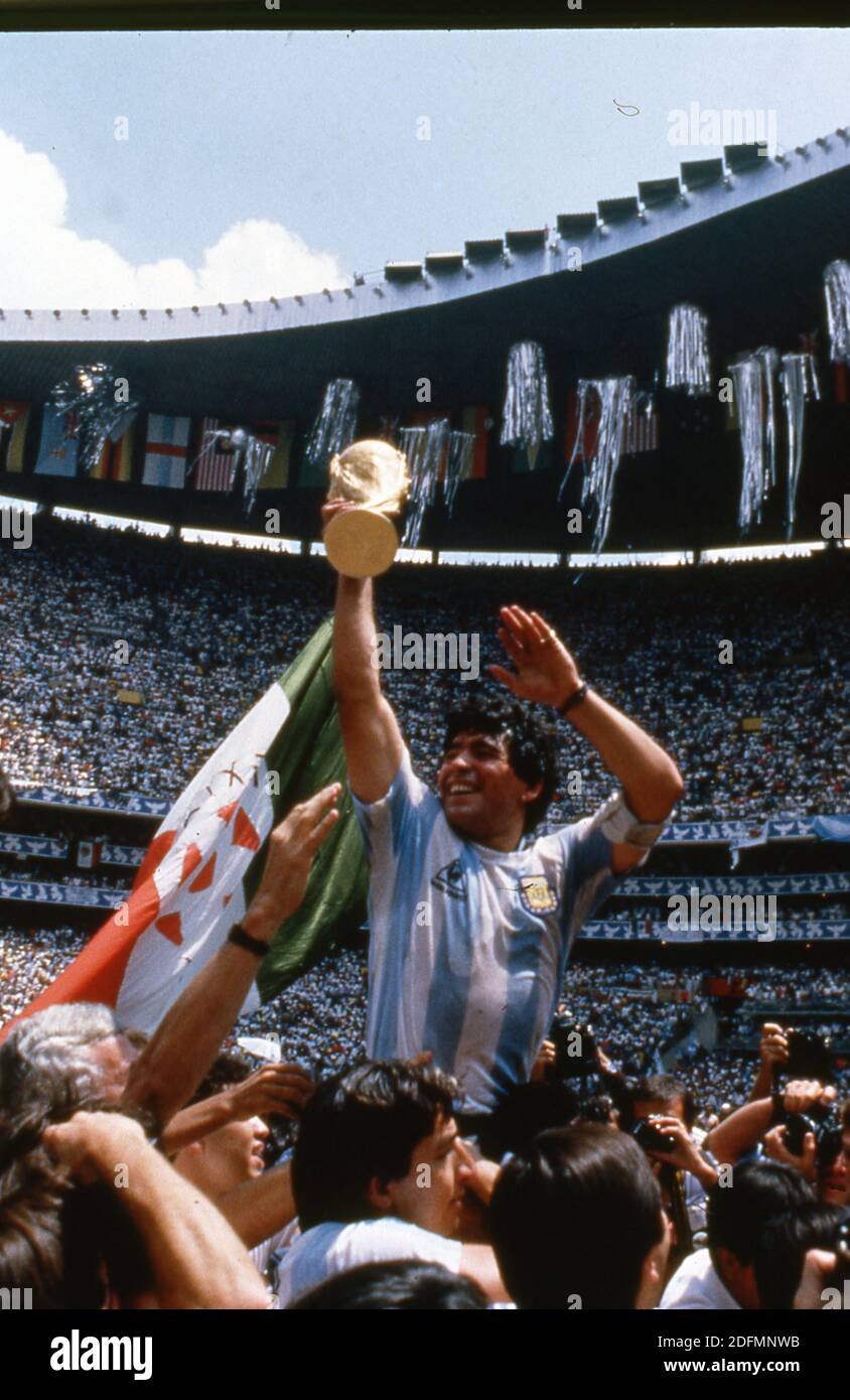 Photo du dossier datée du 29 juin 1986, le capitaine de l'équipe de  football argentin Diego Armando Maradona affiche la coupe du monde de  football gagnée par son équipe après une victoire