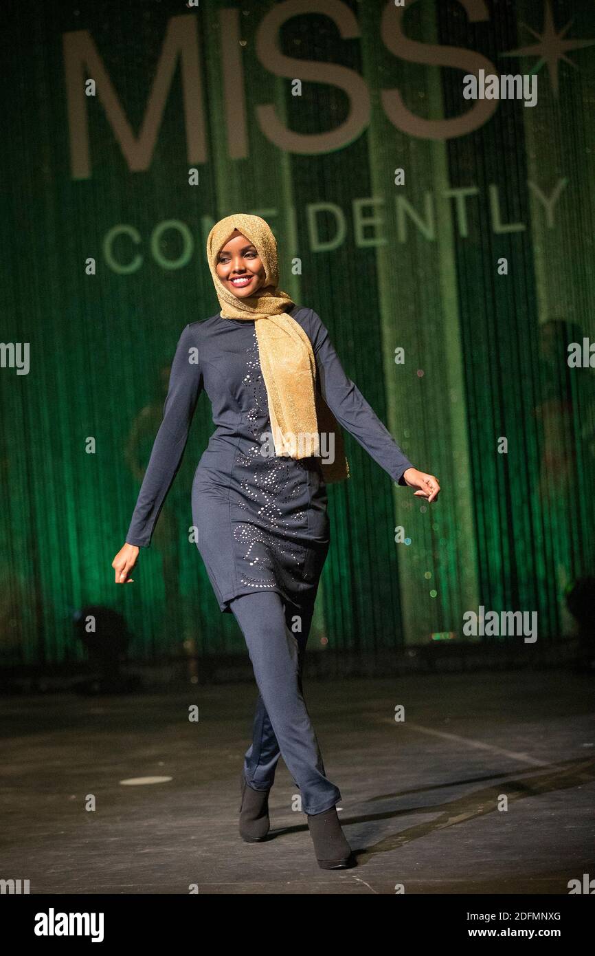 PAS DE FILM, PAS DE VIDÉO, PAS de TV, PAS DE DOCUMENTAIRE - photo de fichier datée du 26 novembre 2016 de Halima Aden porte un burkini en participant à la partie préliminaire de maillot de bain de Miss Minnesota USA à Burnsville, MN, USA. Le modèle américain Halima Aden dit qu'elle quitte la modélisation de piste car elle compromet ses croyances religieuses. L'homme de 23 ans est apparu sur la couverture du Vogue britannique, de l'Arabie saoudite et de l'allure. Dans un article sur Instagram, elle a déclaré que la pandémie du coronavirus lui avait donné le temps de s'arrêter et de réfléchir à ses valeurs en tant que femme musulmane. « être un « hijabi » est vraiment un voyage avec beaucoup de Banque D'Images