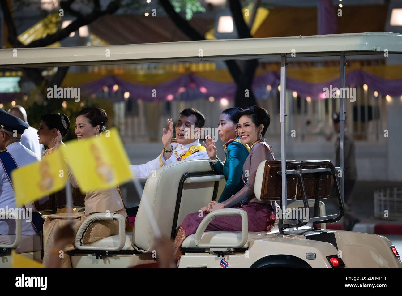 Bangkok, Thaïlande. 05e décembre 2020. Le roi Maha Vajiralongkorn, accompagné de la reine Suthida, et de sa fille, signe aux personnes qui attendent de l'accueillir en se rendant sur le terrain de cérémonie de SanamLuang à l'occasion de l'anniversaire de sa Majesté le roi BhumibolAdulyadej le 5 décembre 2020. (Photo de Teera Noisakran/Pacific Press/Sipa USA) crédit: SIPA USA/Alay Live News Banque D'Images