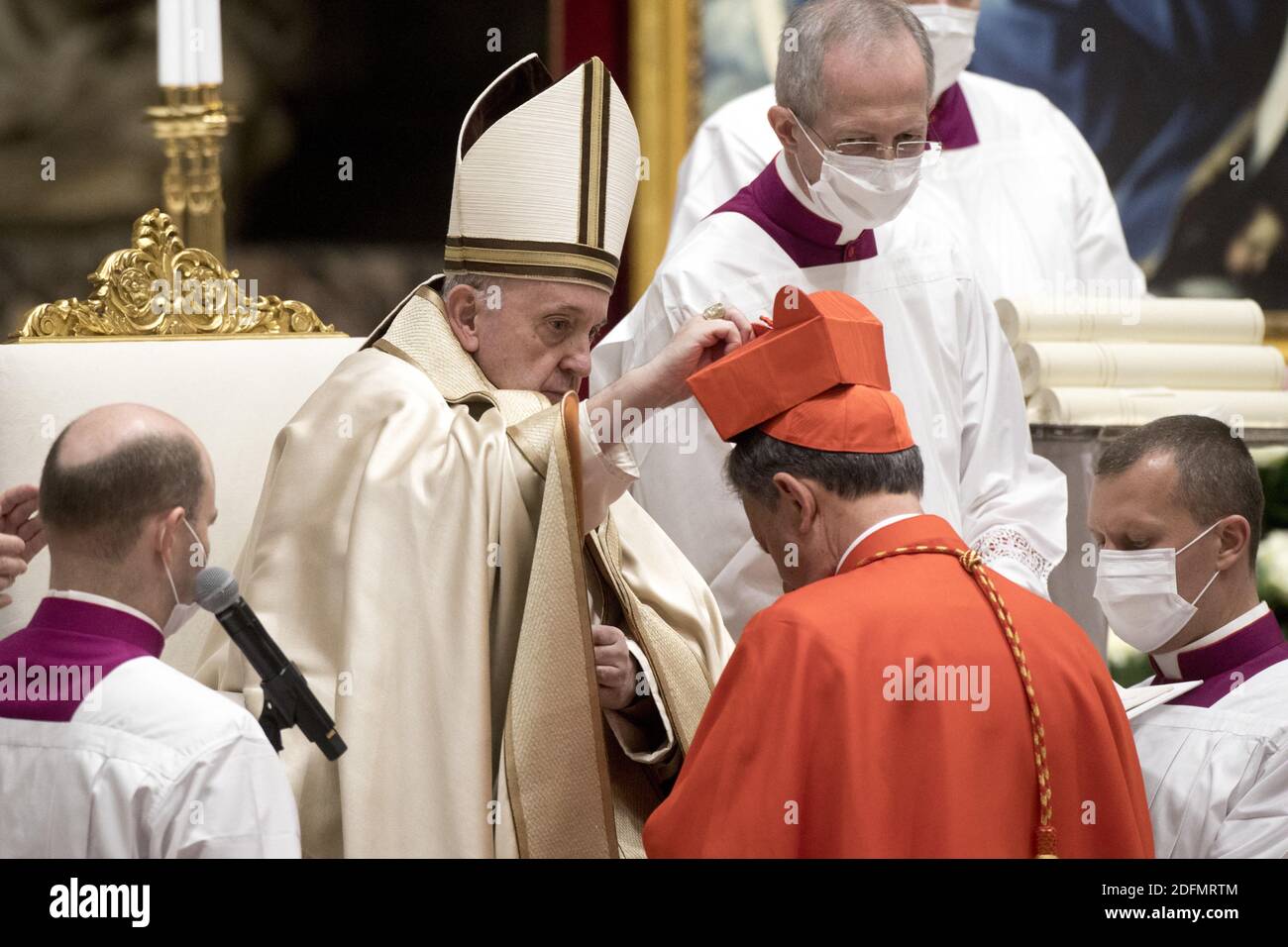 Le nouveau cardinal Mario Grech (Malte) reçoit le chapeau de biretta rouge du pape François lors d'une cérémonie de consistoire pour créer 13 nouveaux cardinaux à la basilique Saint-Pierre, Vatican, le 28 novembre 2020. Le pape François a tenu le 7e consistoire publique ordinaire de son pontificat pour créer 13 nouveaux cardinaux qui viennent de 8 nations du monde. Pendant la cérémonie, tous les cardinaux avaient un masque protecteur contre le COVID-19. Photo par ABACAPRESS.COM Banque D'Images Le nouveau cardinal Mario Grech (Malte) reçoit le chapeau de biretta rouge du pape François lors d'une cérémonie de consistoire pour créer 13 nouveaux cardinaux à la basilique Saint-Pierre, Vatican, le 28 novembre 2020. Le pape François a tenu le 7e consistoire publique ordinaire de son pontificat pour créer 13 nouveaux cardinaux qui viennent de 8 nations du monde. Pendant la cérémonie, tous les cardinaux avaient un masque protecteur contre le COVID-19. Photo par ABACAPRESS.COM Banque D'Images