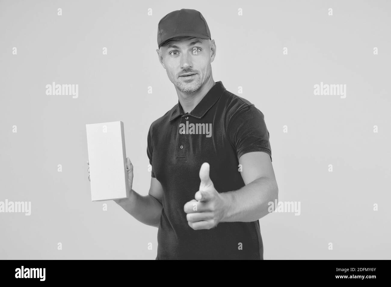 Personnel de la boutique des caissiers. Vendredi noir. Livraison express par messagerie. Colis de montant de colis. Services de livraison ciblée. Transport de marchandises. Livraison parfaite. Arrière-plan jaune de l'homme de livraison. Services gratuits. Banque D'Images