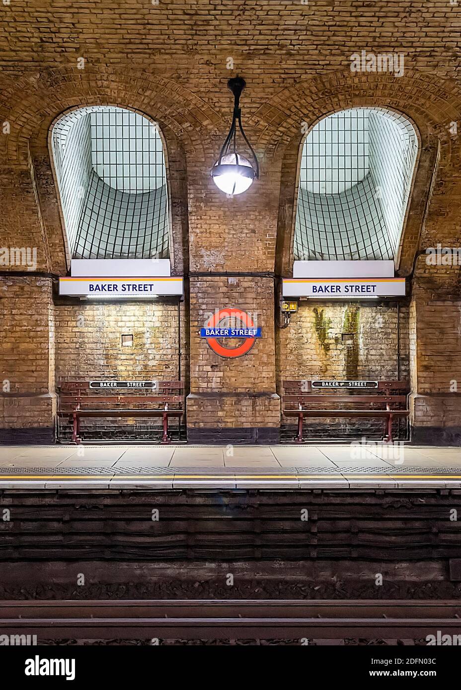 Londres, Royaume-Uni - 2020 janvier : plateforme de la station Baker Street, qui dessert les lignes Circle et Hammersmith & City du métro de Londres. Ouvert en 1863, il est Banque D'Images